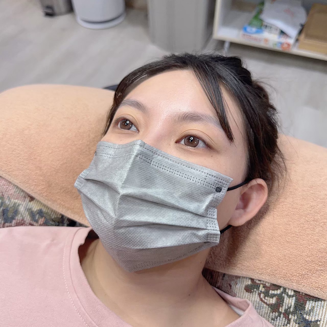 台南永康接睫毛 暐恩極緻美學沙龍 躺上美容椅，先睜眼讓美睫師看眼型