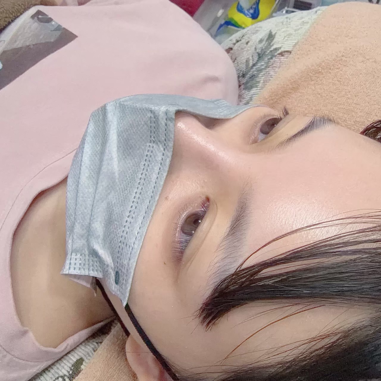 台南永康接睫毛 暐恩極緻美學沙龍 近看原本的睫毛，細細短短一排