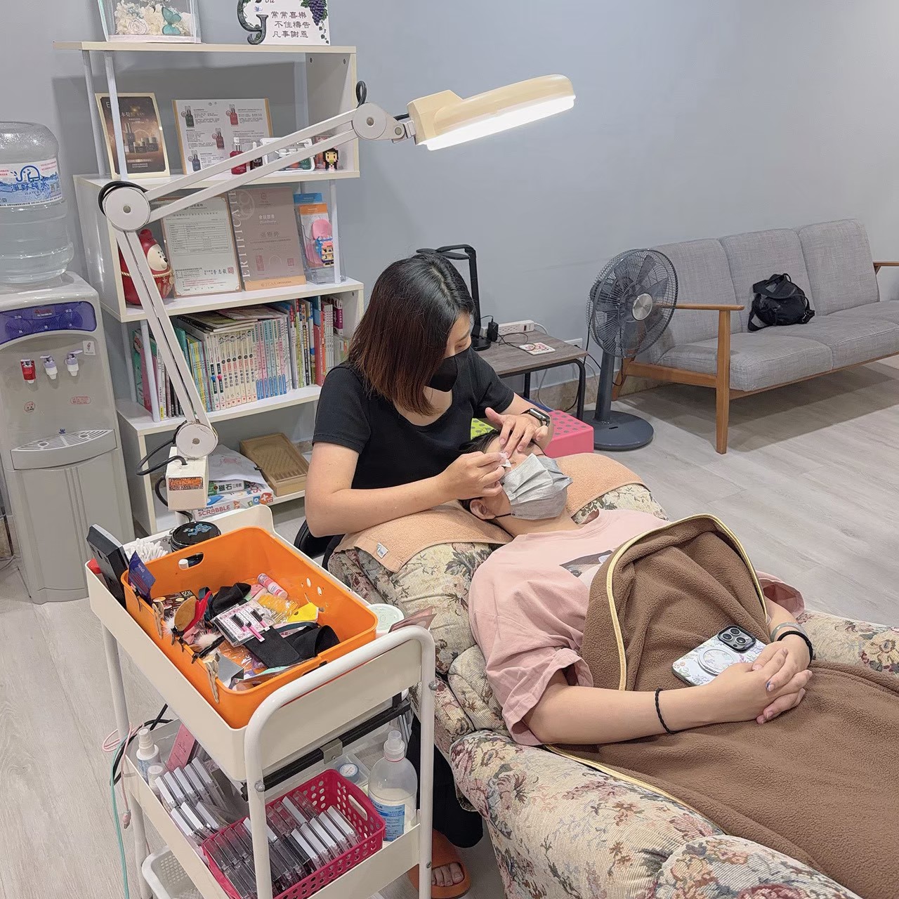 台南永康接睫毛 暐恩極緻美學沙龍 美睫師旁邊的工作車，工具分格放好