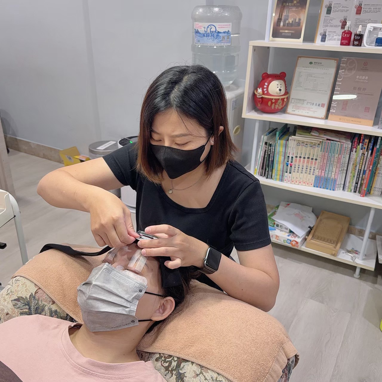 台南永康接睫毛 暐恩極緻美學沙龍 上眼皮再用膠帶固定