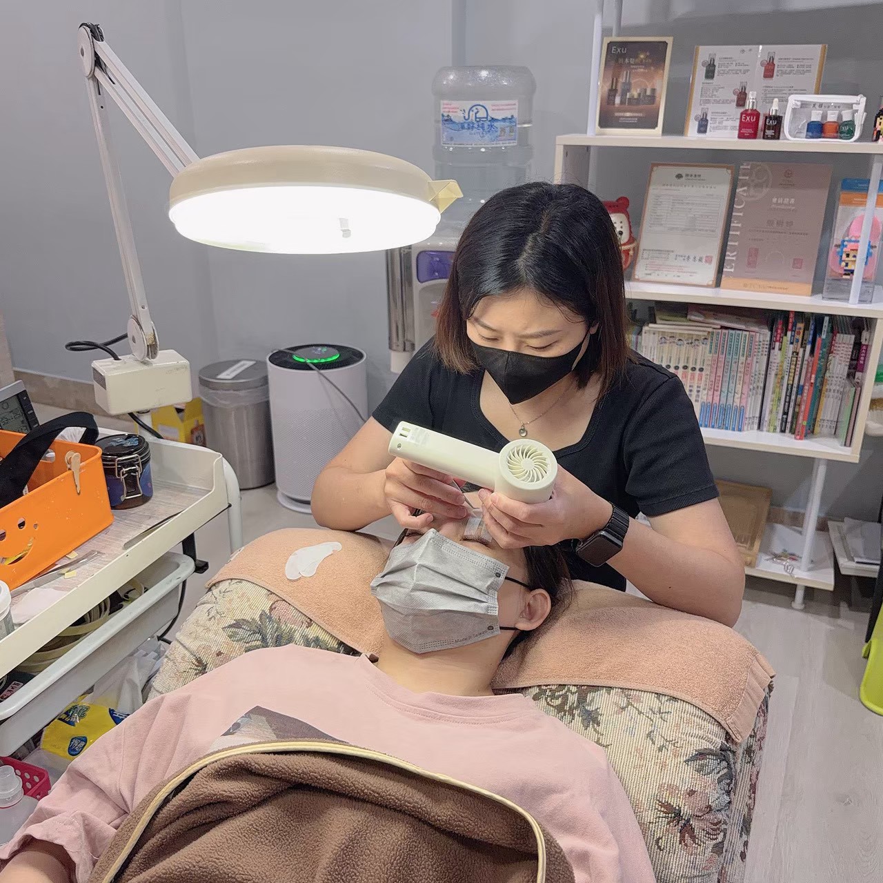 台南永康接睫毛 暐恩極緻美學沙龍 接完用手持小風扇吹乾