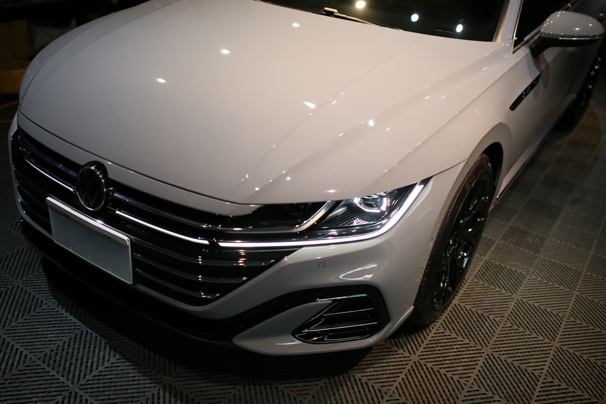 彰化汽車包膜 御守車匠 Arteon 亮面犀牛皮 車頭水箱罩到引擎蓋，整片漆面反光很平