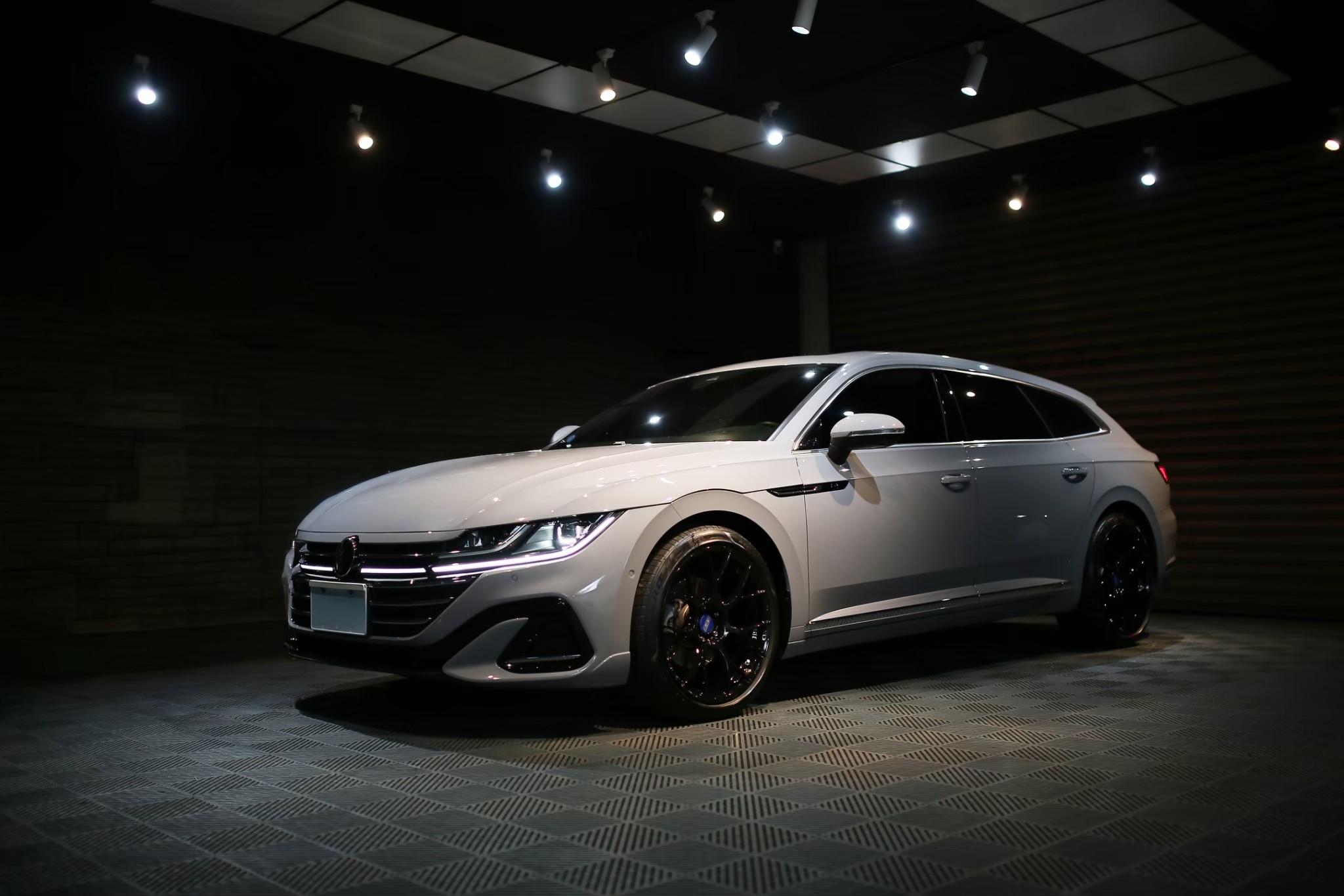 彰化汽車包膜 御守車匠 Arteon 亮面犀牛皮 Arteon 獵跑版，淺灰車身停在攝影棚燈下