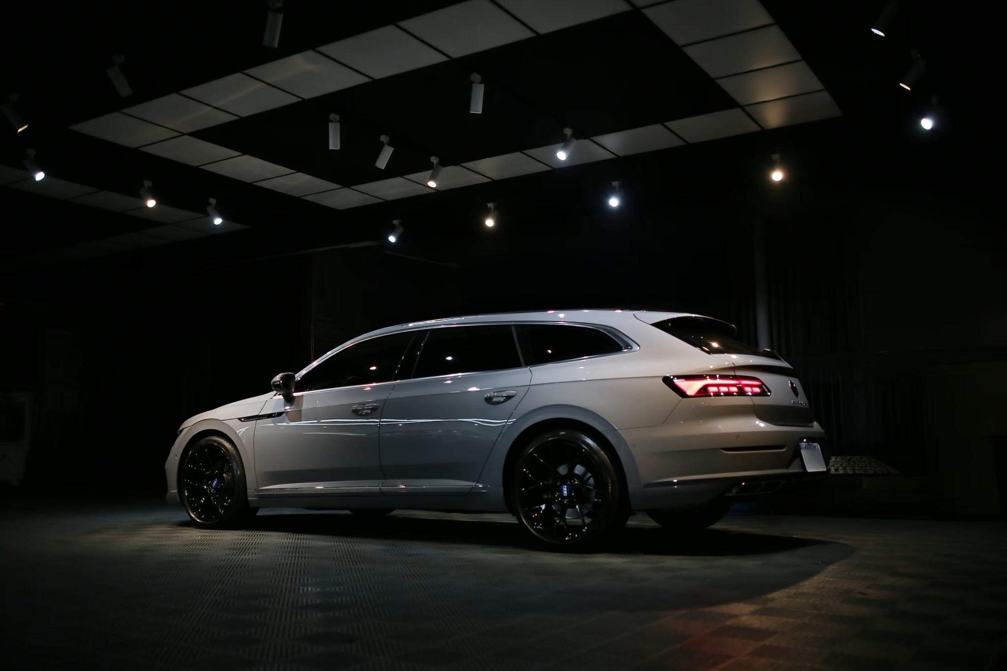彰化汽車包膜 御守車匠 Arteon 亮面犀牛皮 斜後方看獵跑的車頂線條