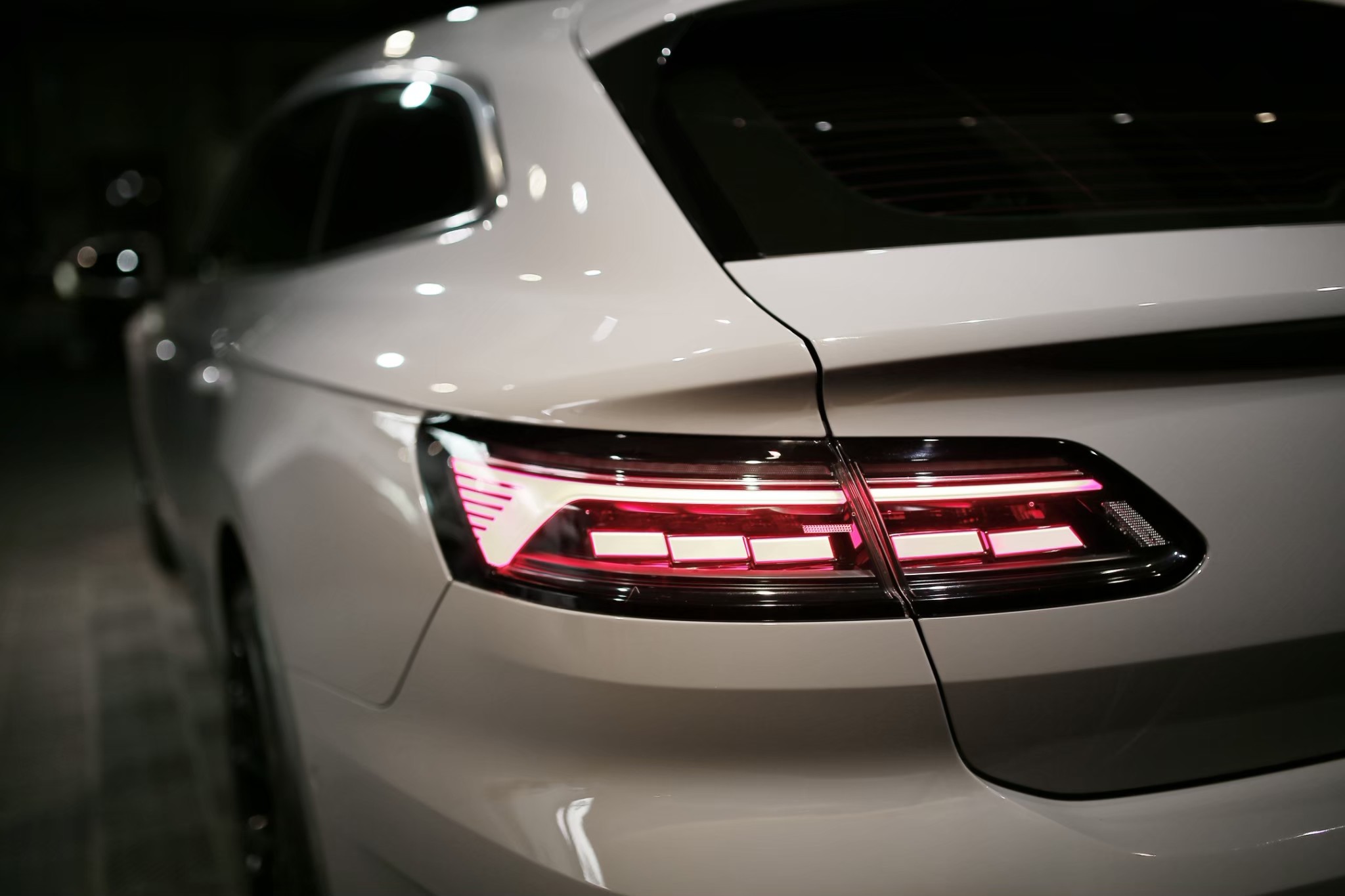 彰化汽車包膜 御守車匠 Arteon 亮面犀牛皮 尾燈和尾門交界的線條