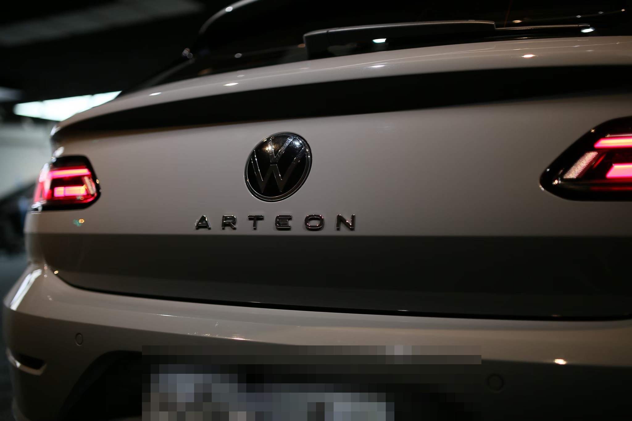 彰化汽車包膜 御守車匠 Arteon 亮面犀牛皮 尾門的 ARTEON 字樣和廠徽