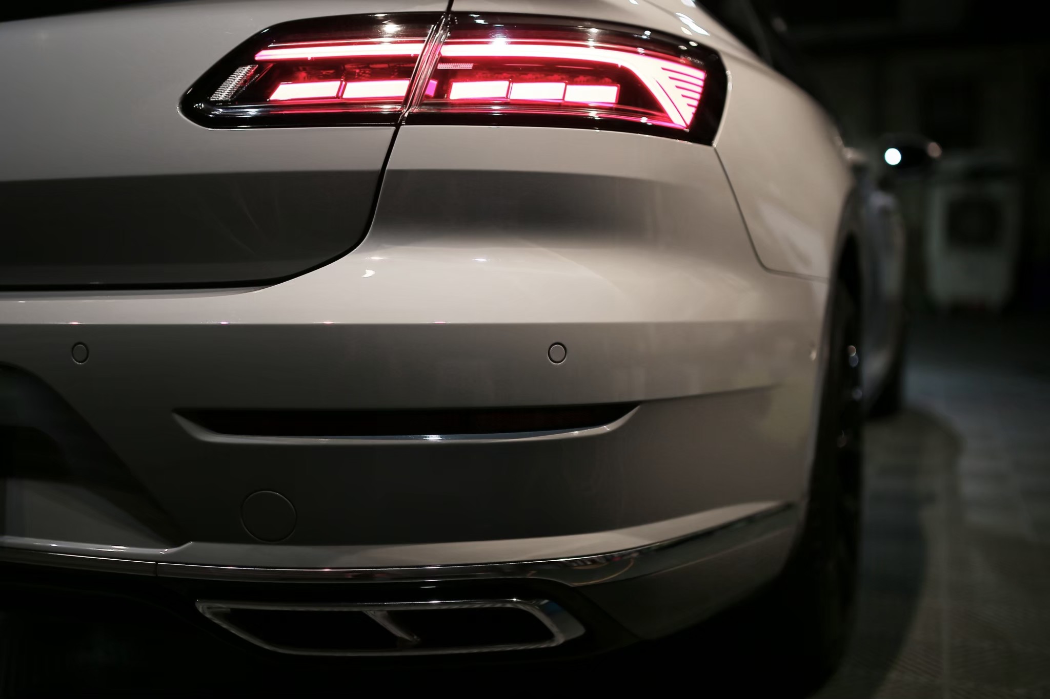 彰化汽車包膜 御守車匠 Arteon 亮面犀牛皮 後保桿到排氣尾飾的弧面