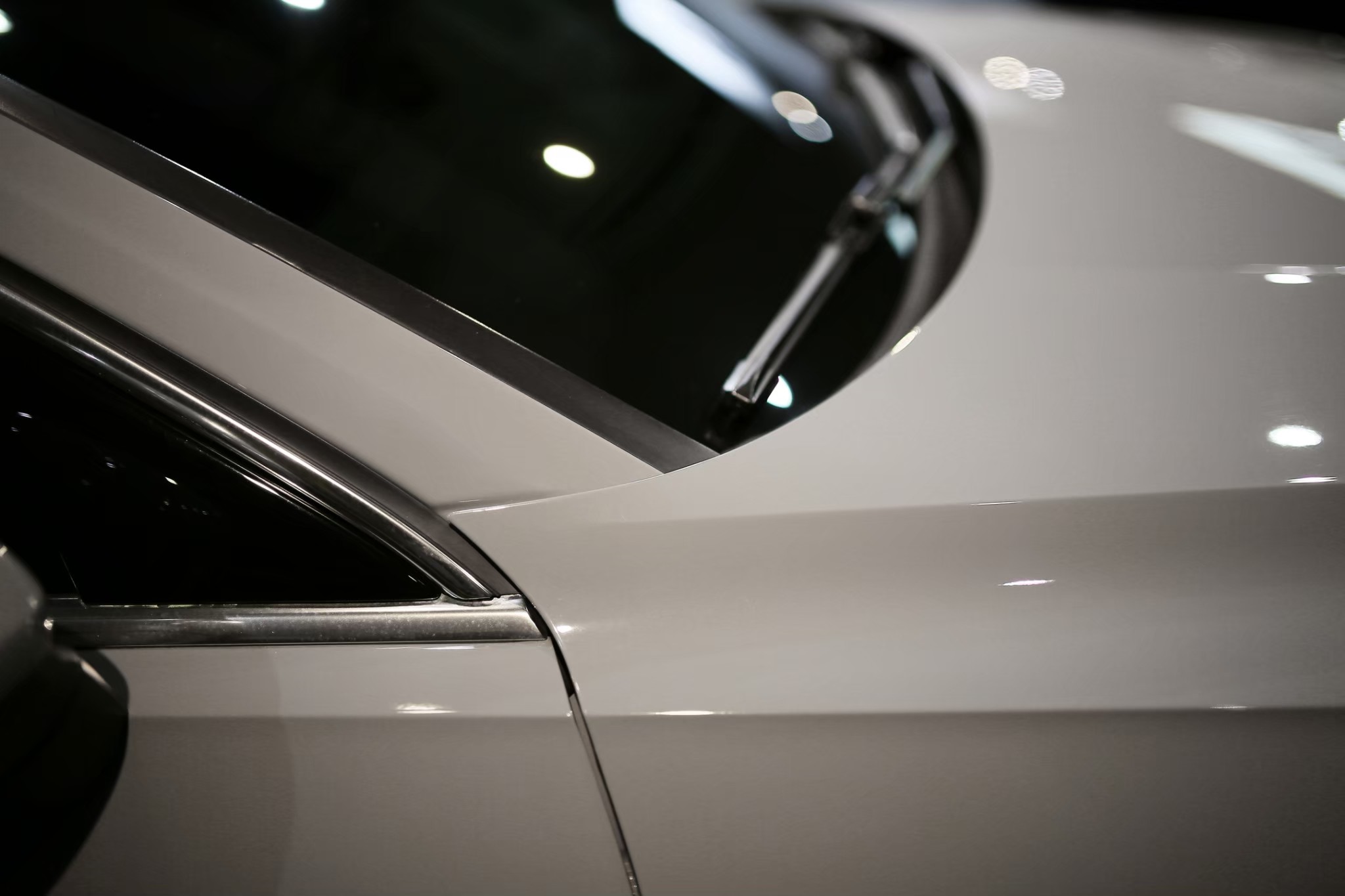 彰化汽車包膜 御守車匠 Arteon 亮面犀牛皮 雨刷旁邊、引擎蓋和葉子板的接縫處