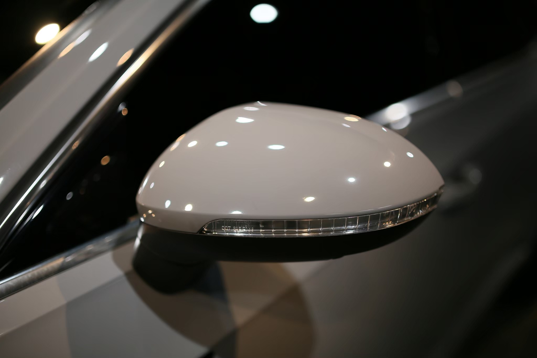彰化汽車包膜 御守車匠 Arteon 亮面犀牛皮 後照鏡外殼的圓弧曲面