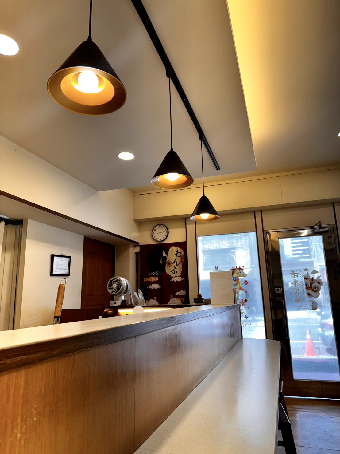 台南拉麵 鶴昇町拉麵 店內一邊是吧檯座位，木頭色調配吊燈