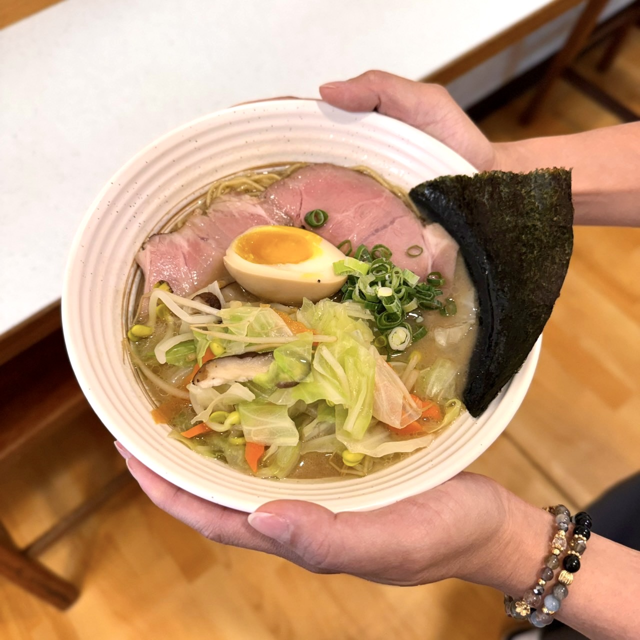 台南拉麵 鶴昇町拉麵 野菜叉燒豚骨拉麵，蔬菜跟叉燒堆得滿滿的