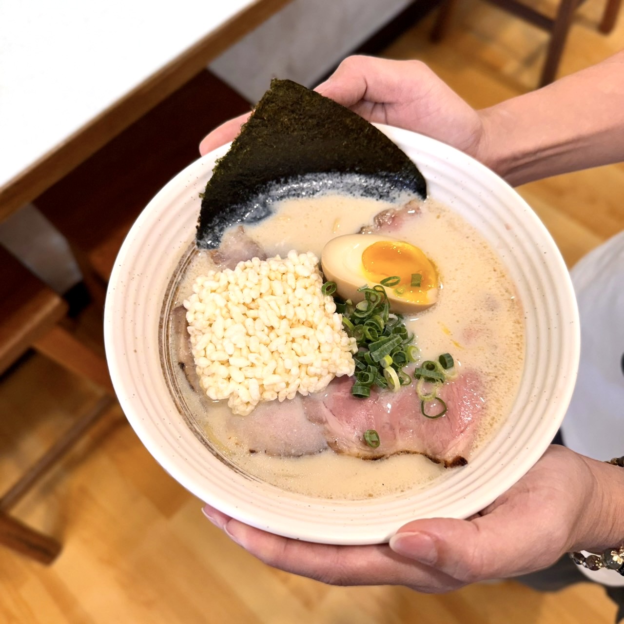 台南拉麵 鶴昇町拉麵 豆漿味噌拉麵，湯色乳白，米香、溏心蛋、叉燒排好排滿
