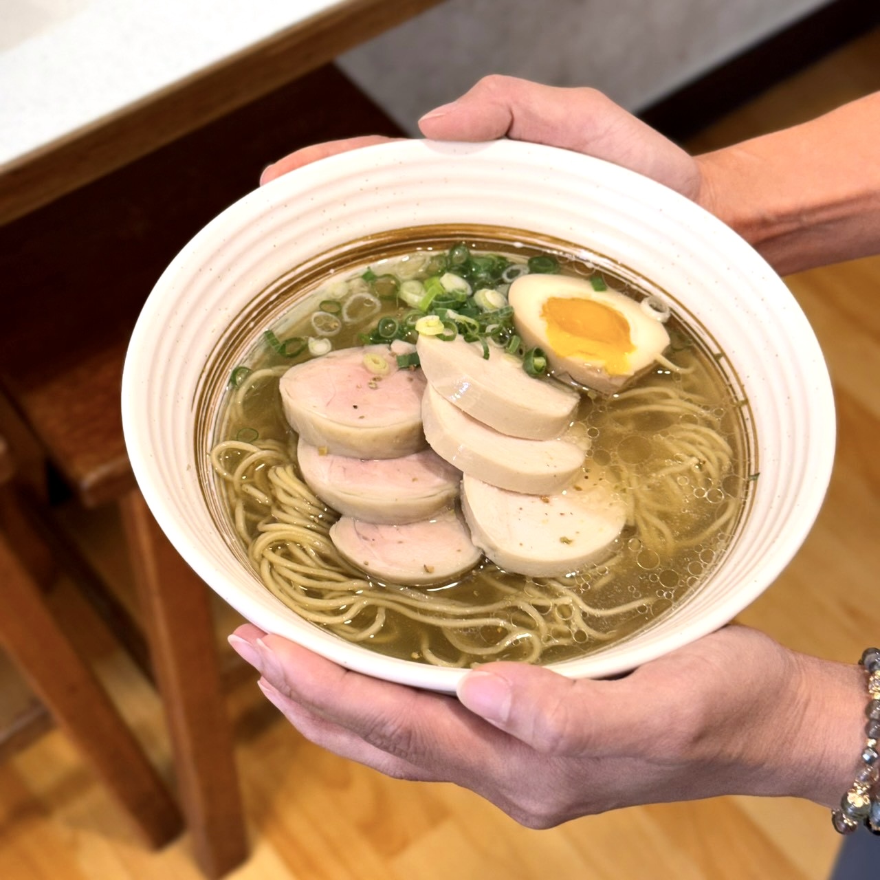 台南拉麵 鶴昇町拉麵 鹽味雞清湯拉麵（內用限定），雞肉叉燒鋪在清湯上