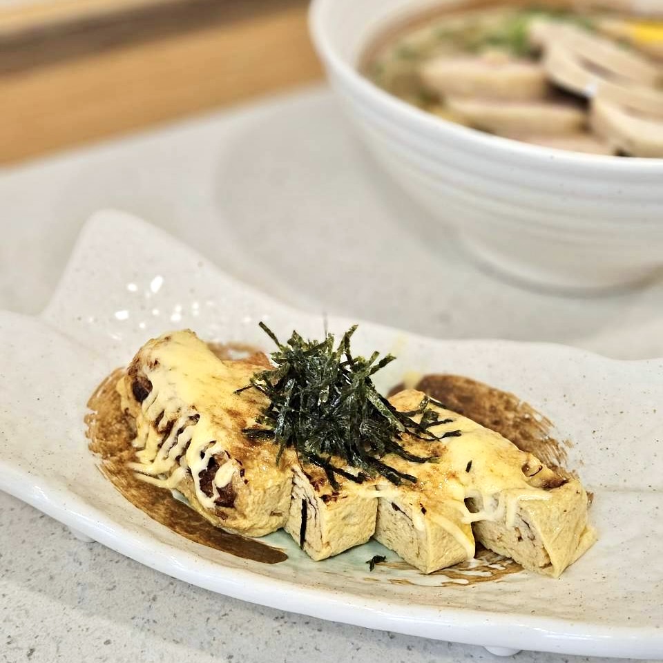 台南拉麵 鶴昇町拉麵 玉子燒鋪上海苔絲，咬下去很多汁