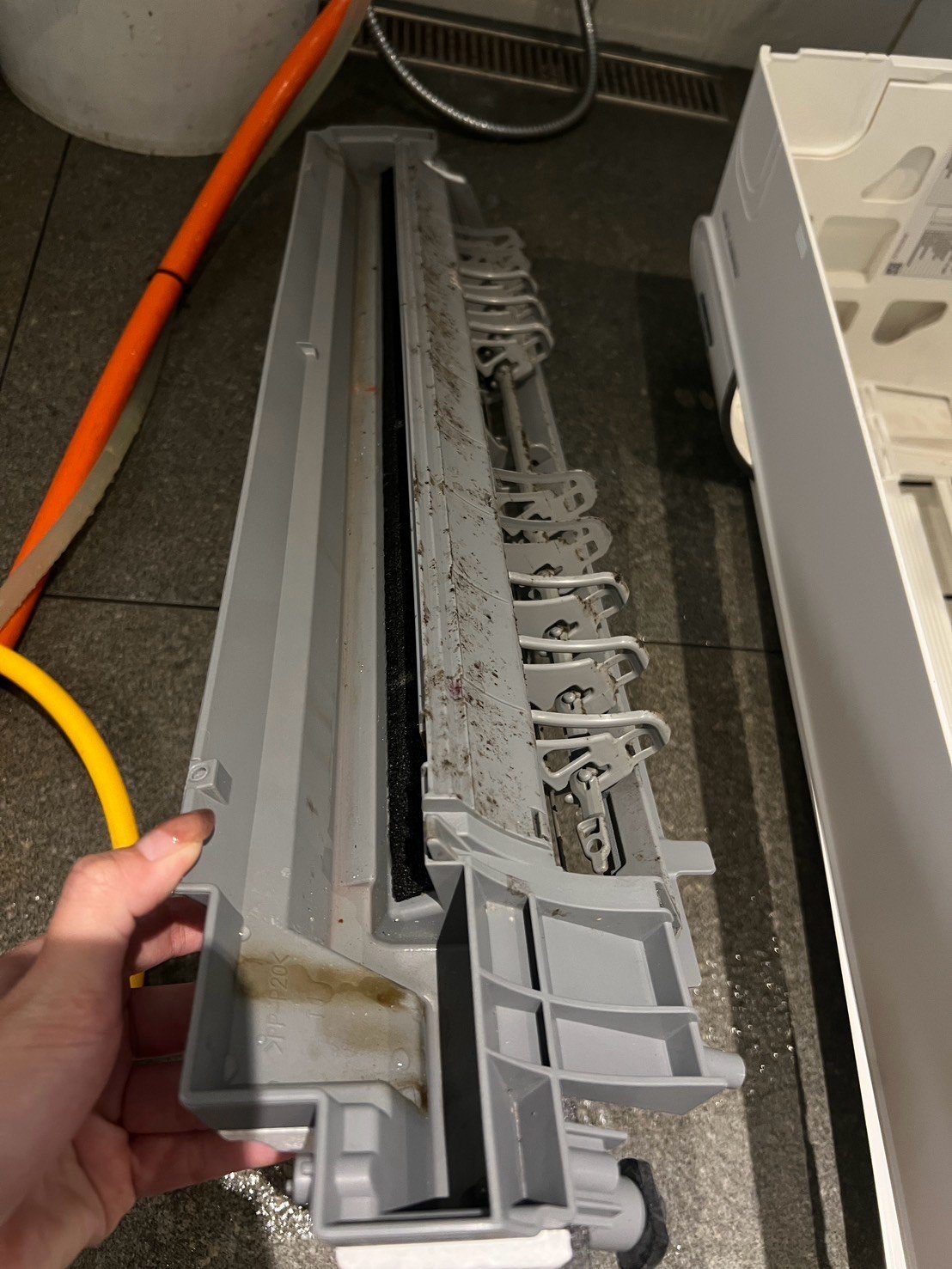 台中冷氣清洗 冷淨億點 拆下來的接水盤跟導風葉片，卡滿灰塵和黑點