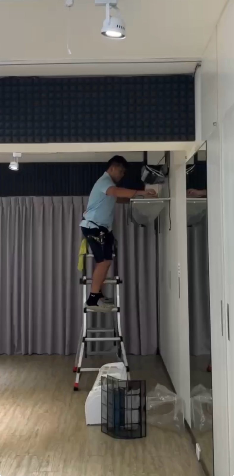 台中冷氣清洗 冷淨億點 工作室這台，師傅先把集水罩掛好才開始拆