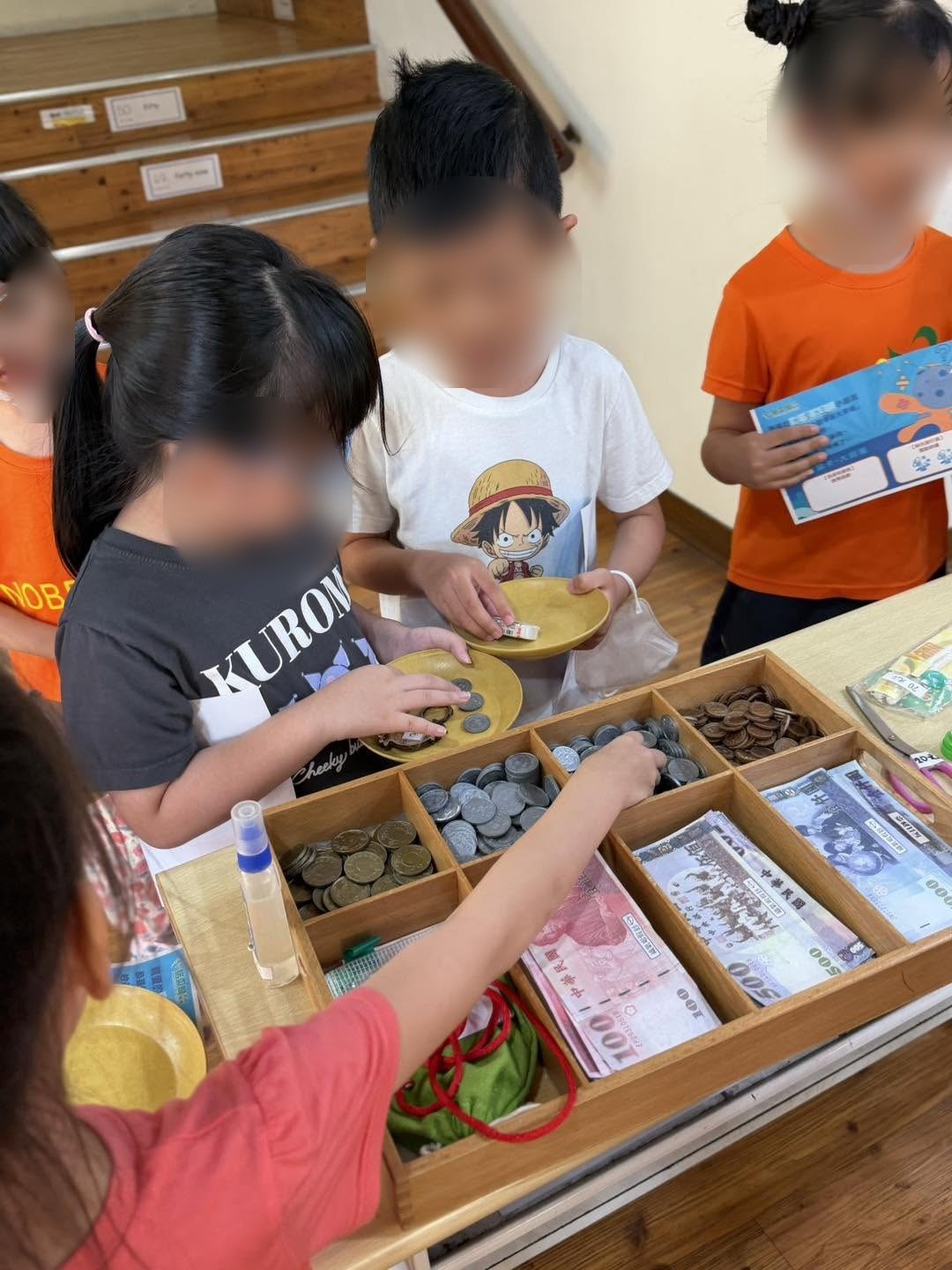 高雄雙語幼兒園 諾貝爾明誠 孩子用錢幣和紙鈔練習算錢，數學從生活裡學