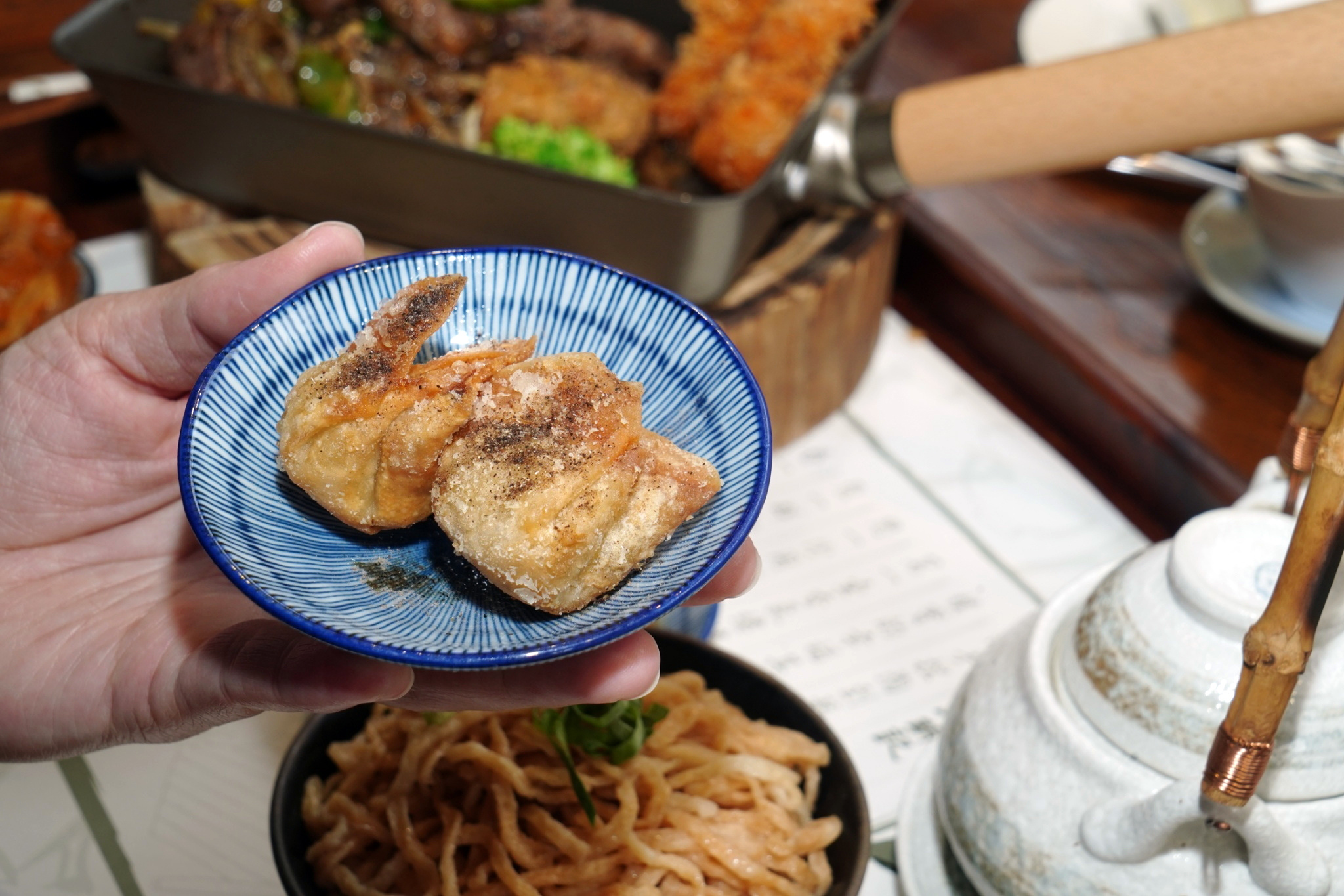 炸餛飩與多元的配菜