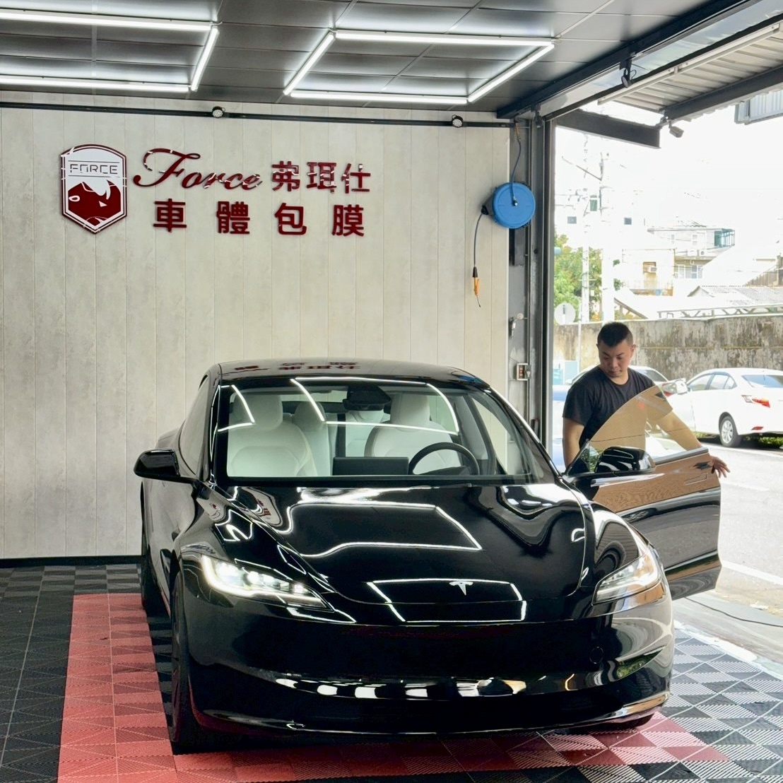 包膜完成後的車輛正面角度