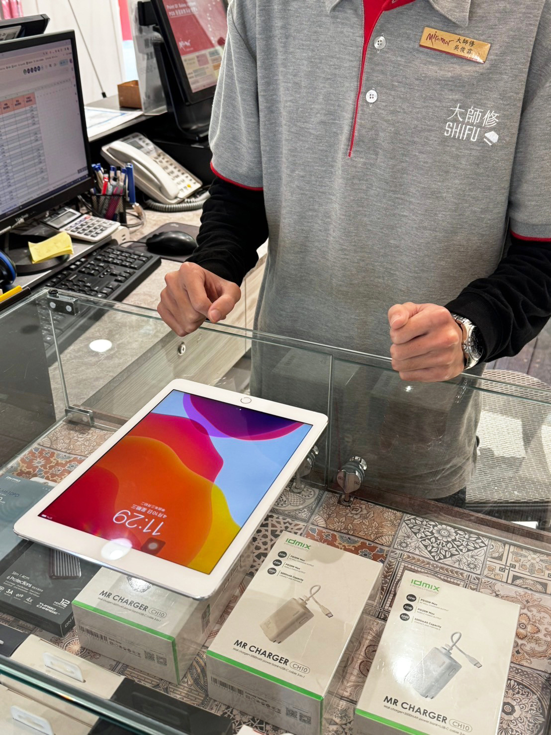 店員檢查iPad開機與各項功能是否正常