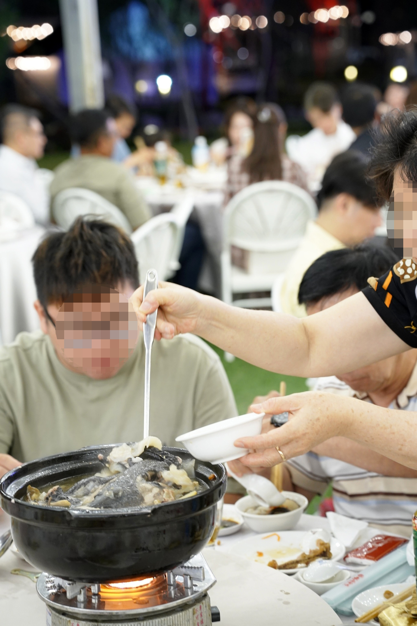 湯裡整隻的烏骨雞