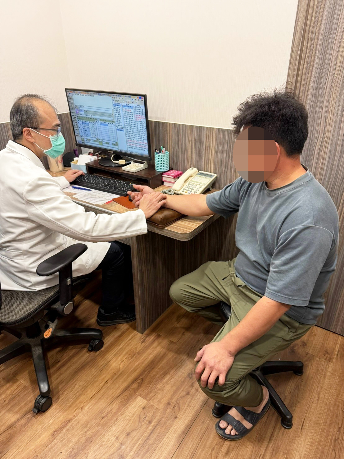 院長把脈問診了解身體狀況