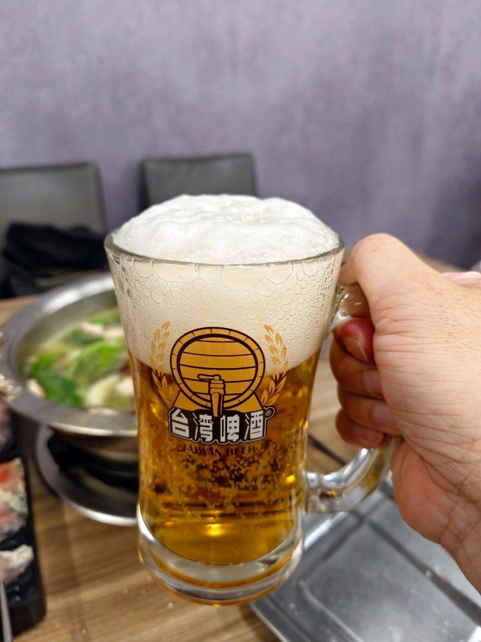 桌上的啤酒與餐點