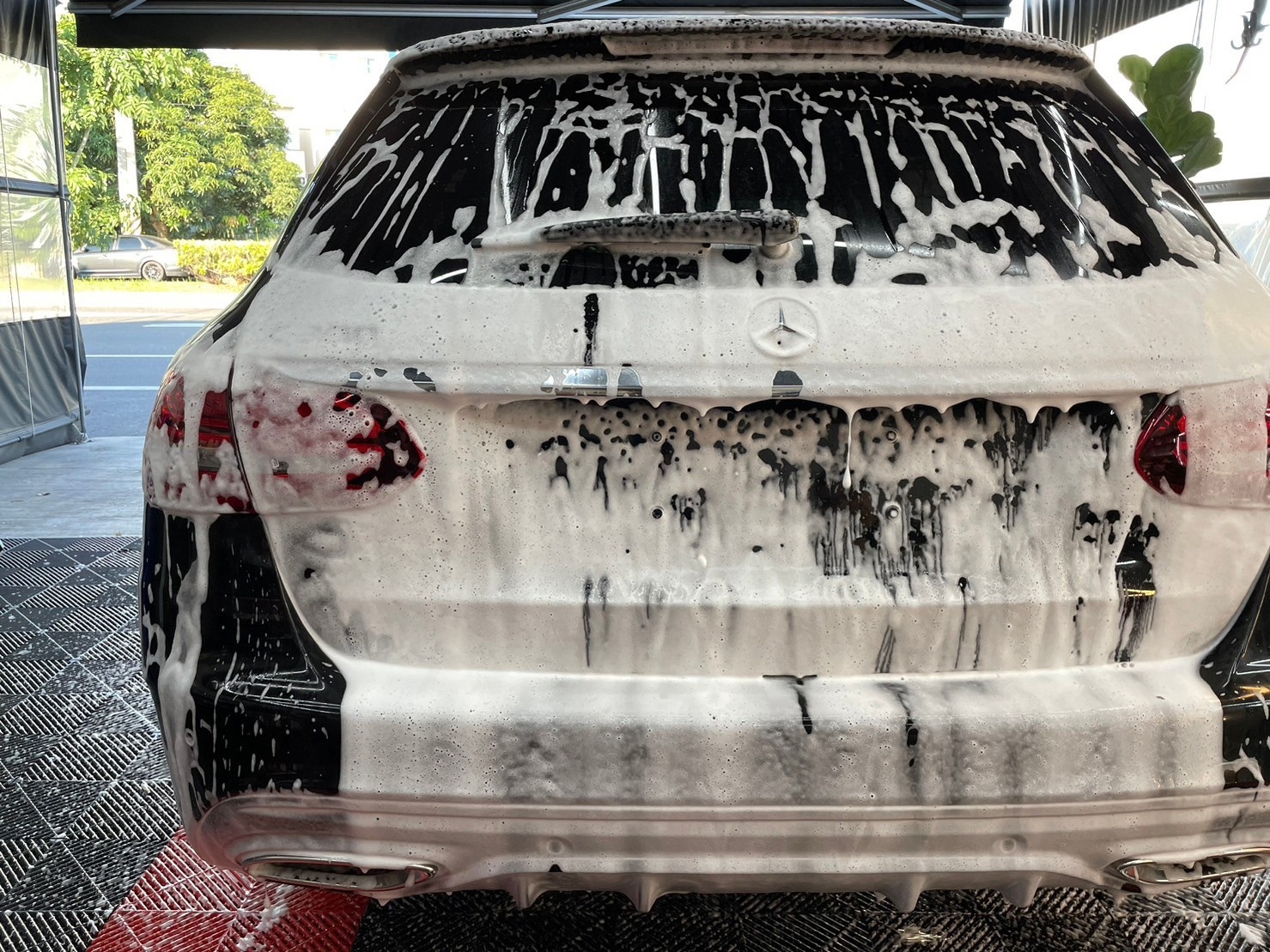 殘膠清除後全車洗淨