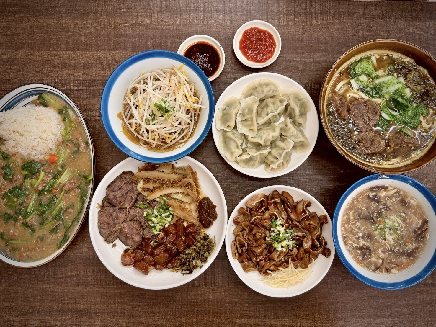 張家牛肉麵全餐點俯拍麵飯水餃滷味