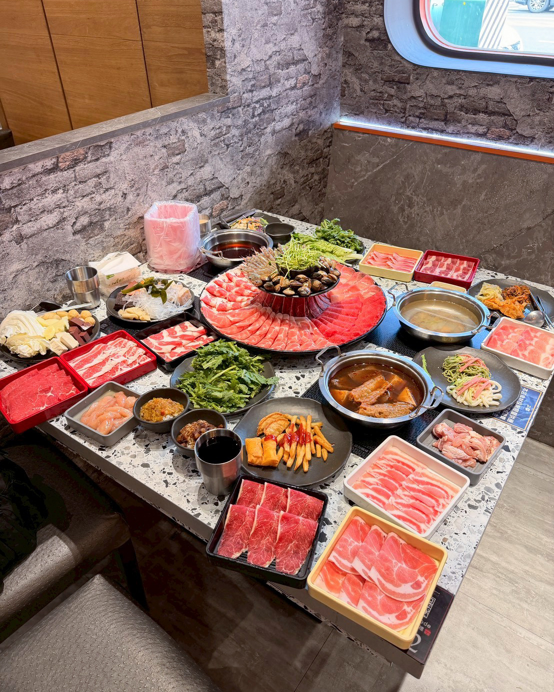 擺滿一整桌的食材