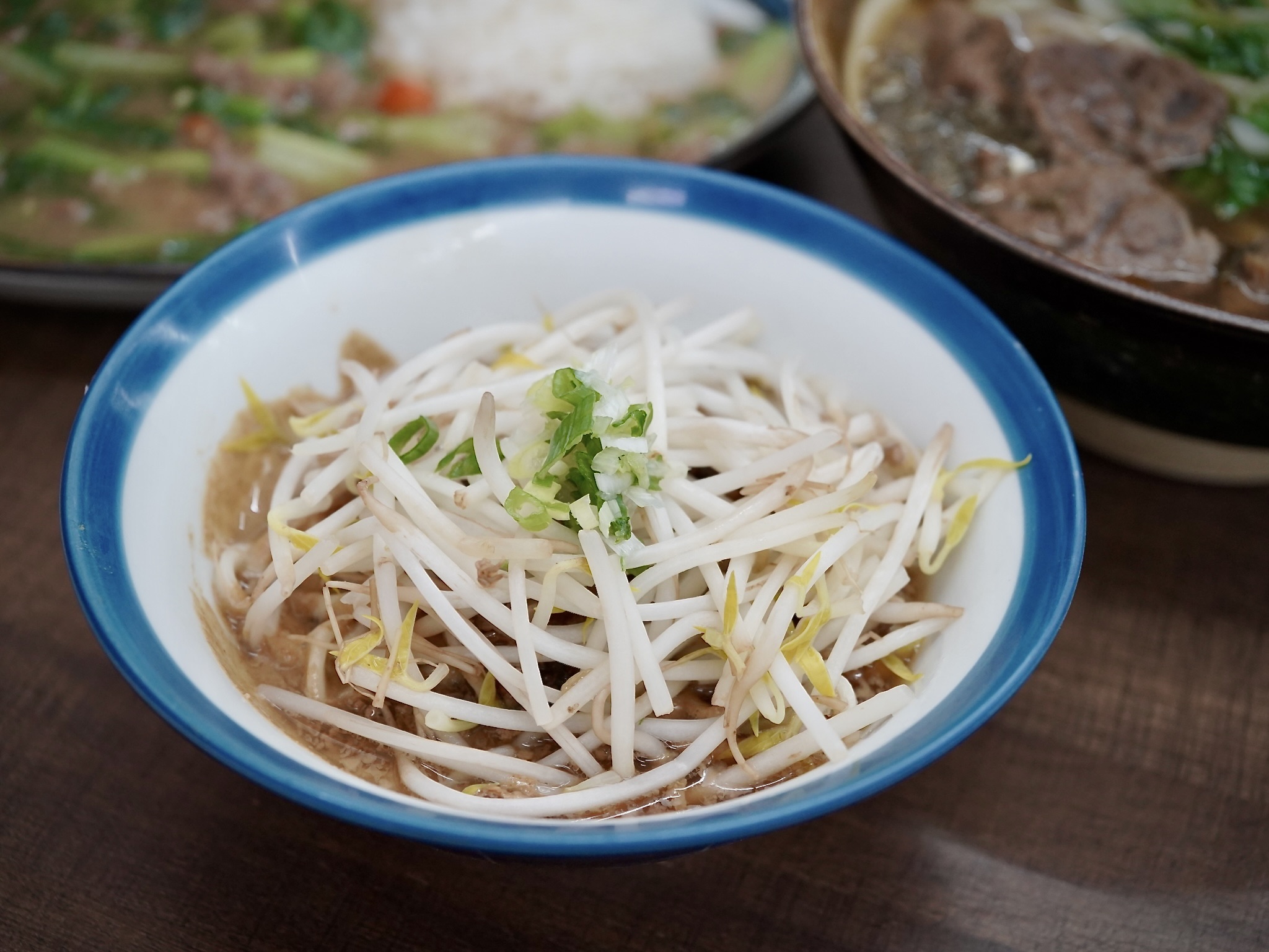 張家牛肉麵麻醬麵豆芽鋪滿