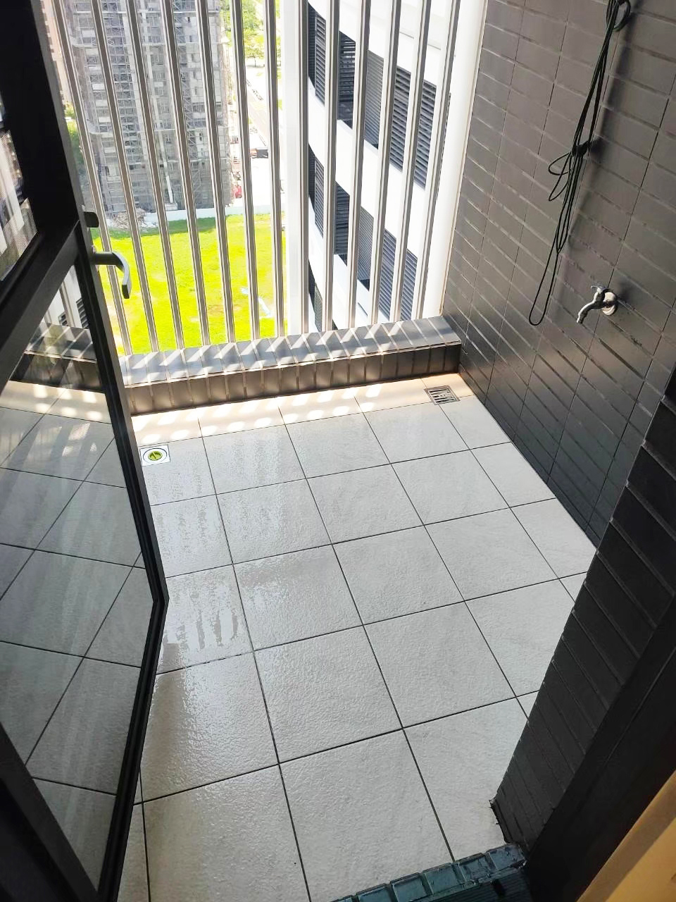 地板刷洗完成並清運裝潢垃圾