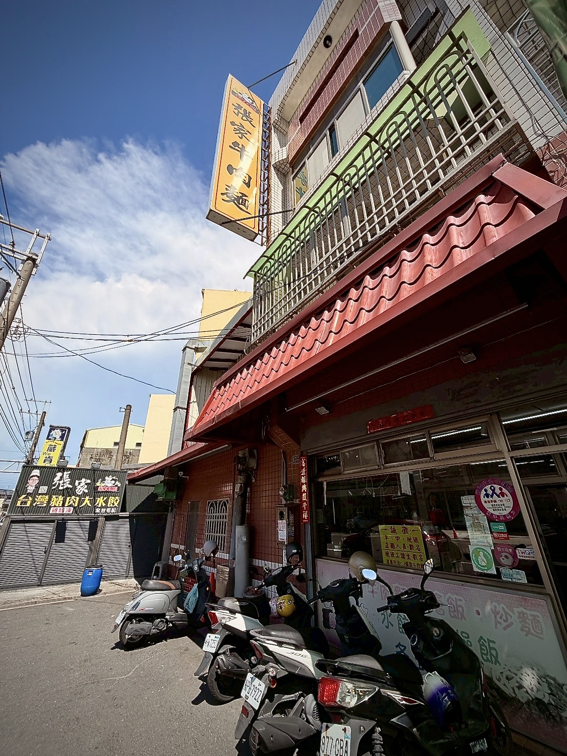 雲林土庫張家牛肉麵店面外觀與黃色招牌