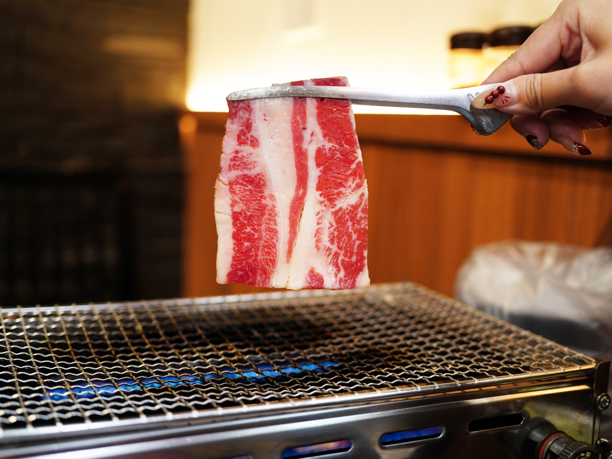 肉放上烤盤