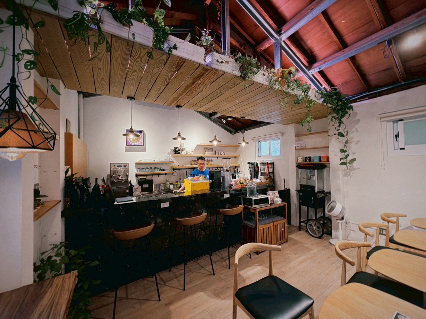 植也咖啡店內氛圍|暖色吊燈與舒服光線