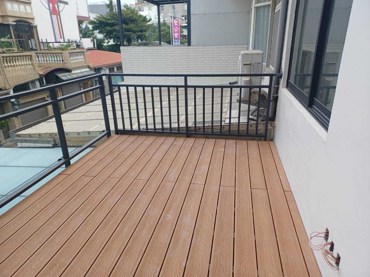 師傅逐塊確認塑木地板的位置與鎖點