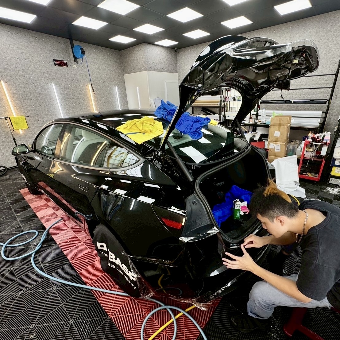 包膜過程中逐塊壓合並排除氣泡與水份