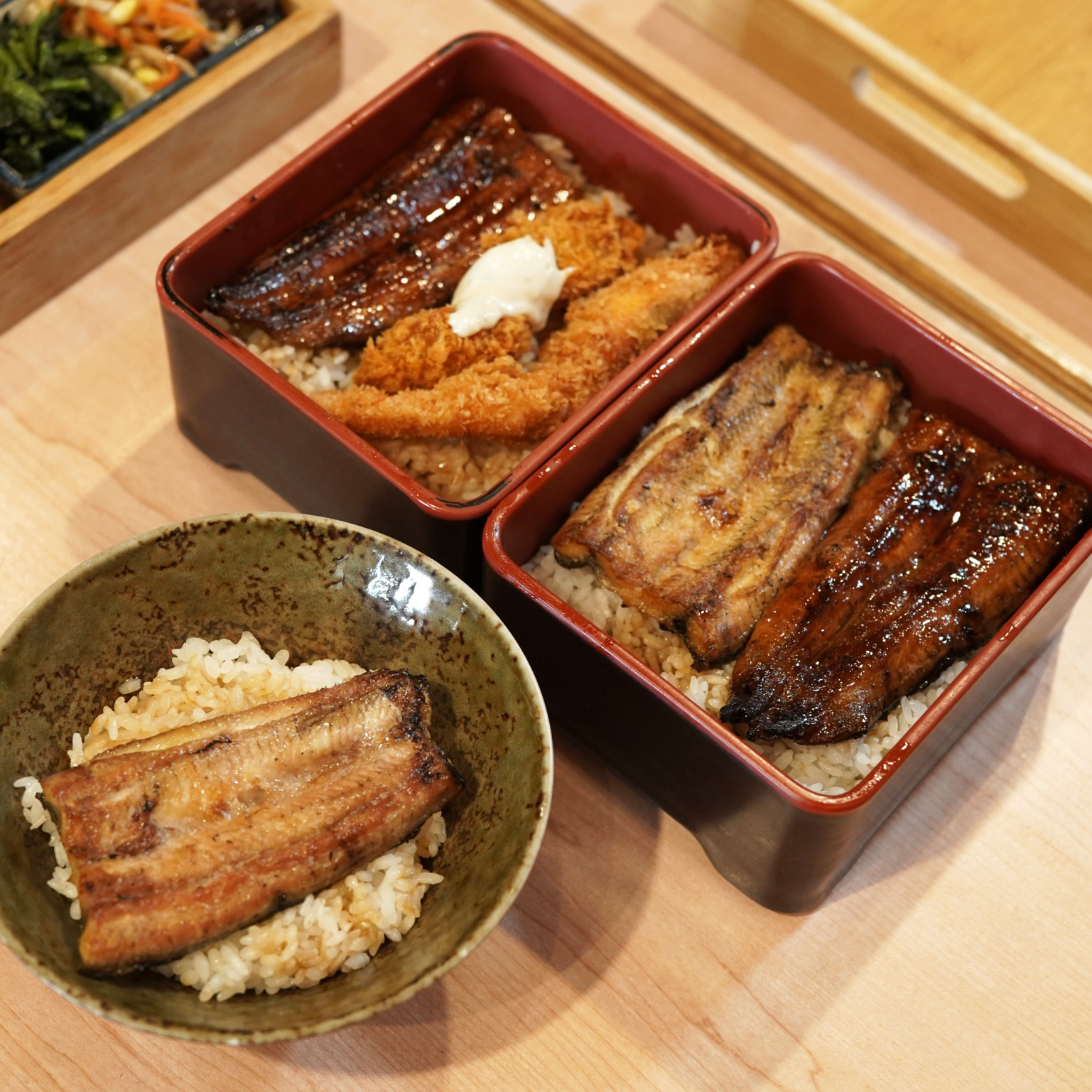 整桌的鰻魚飯套餐
