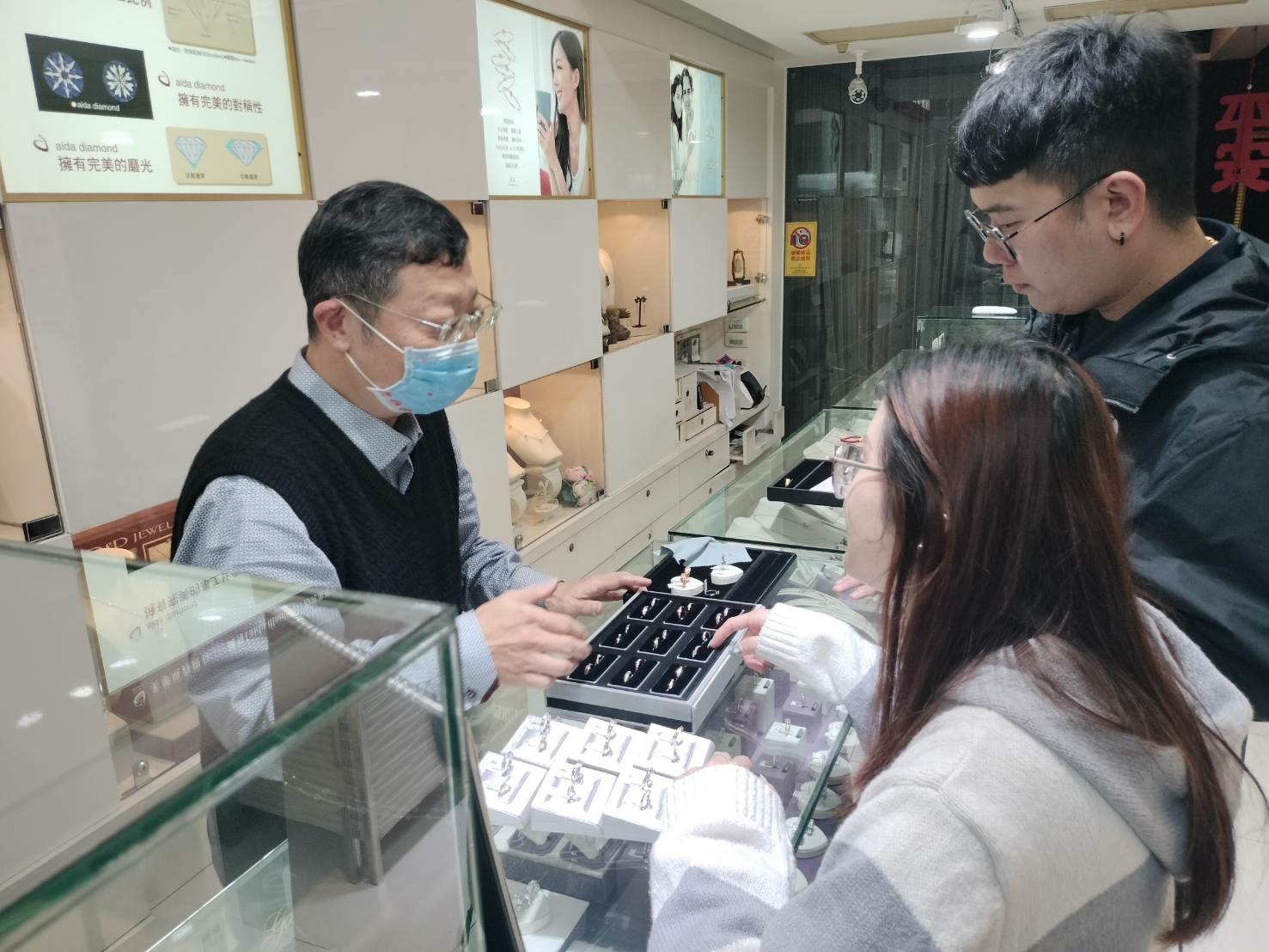 老闆協助調整並說明款式差異