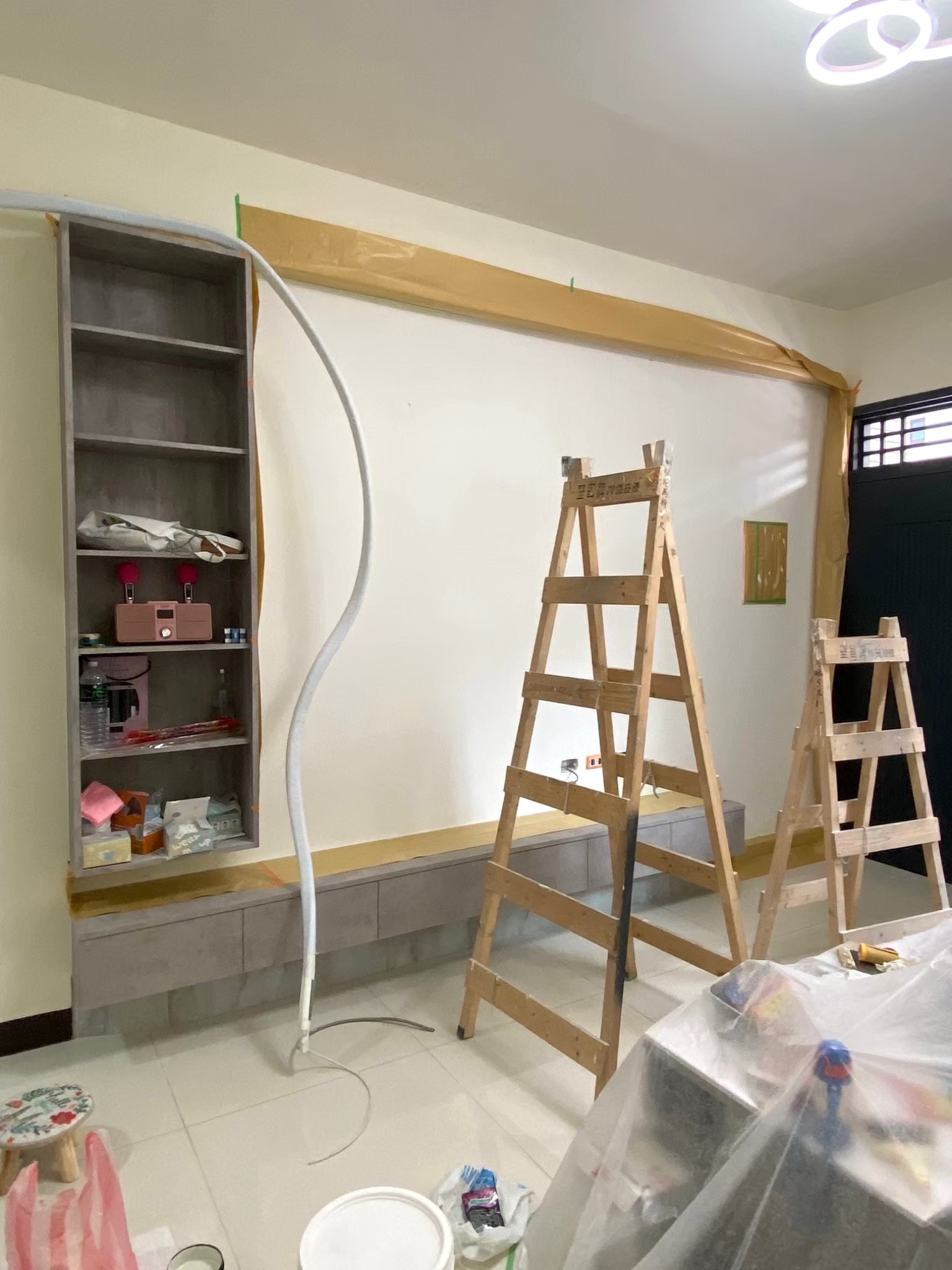 施工前先進行家具與地板的裝潢保護