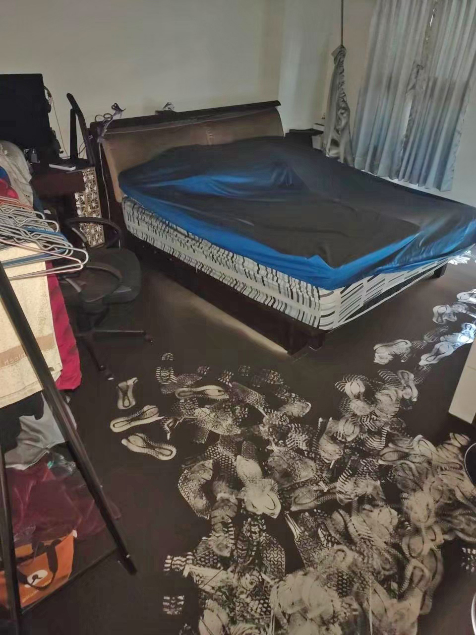 地板上厚厚一層碳化殘留物