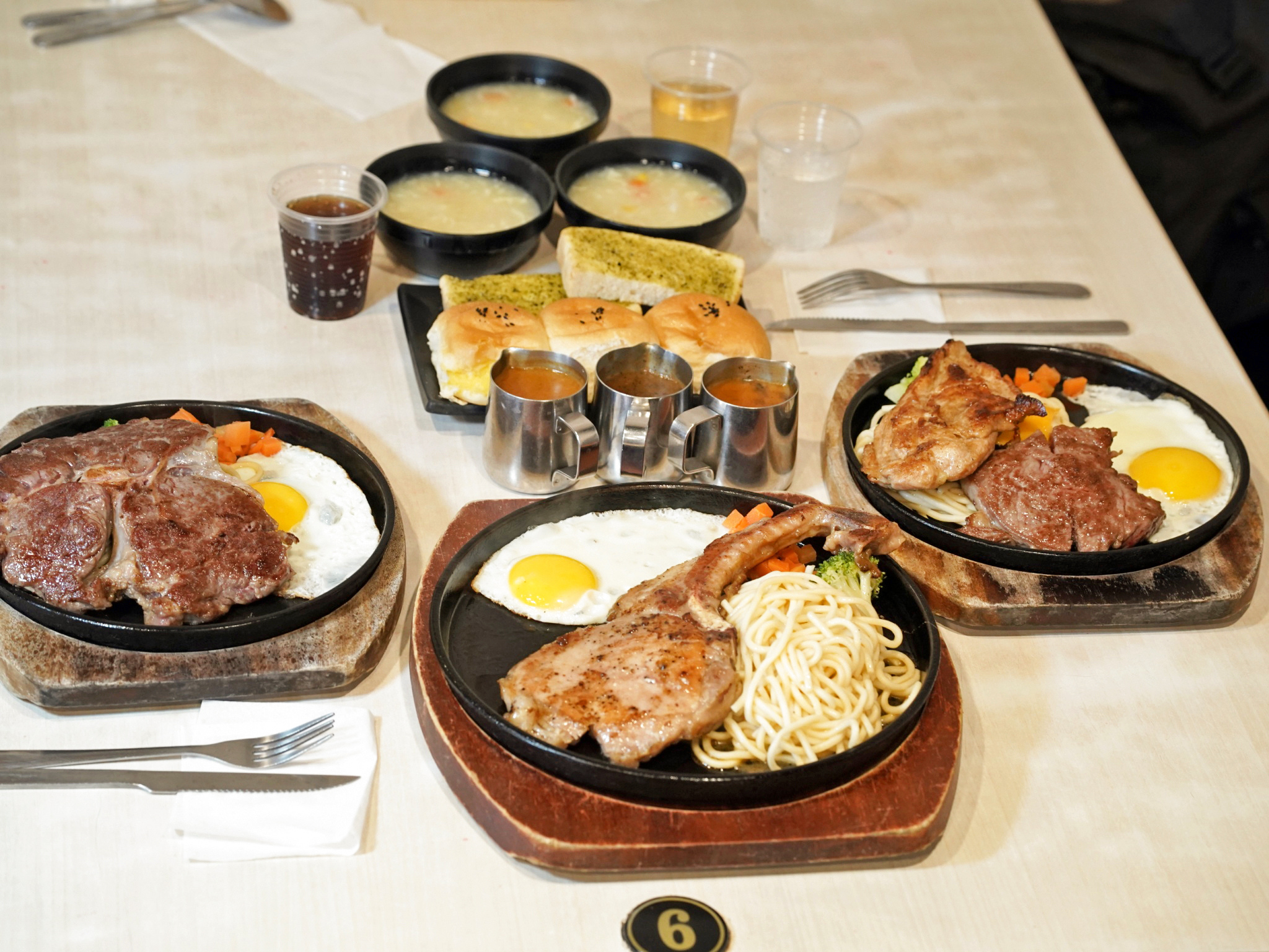 餐點陸續上桌