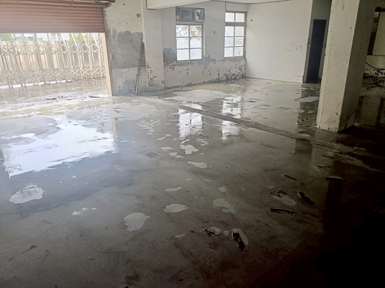 依序施作底漆與中塗