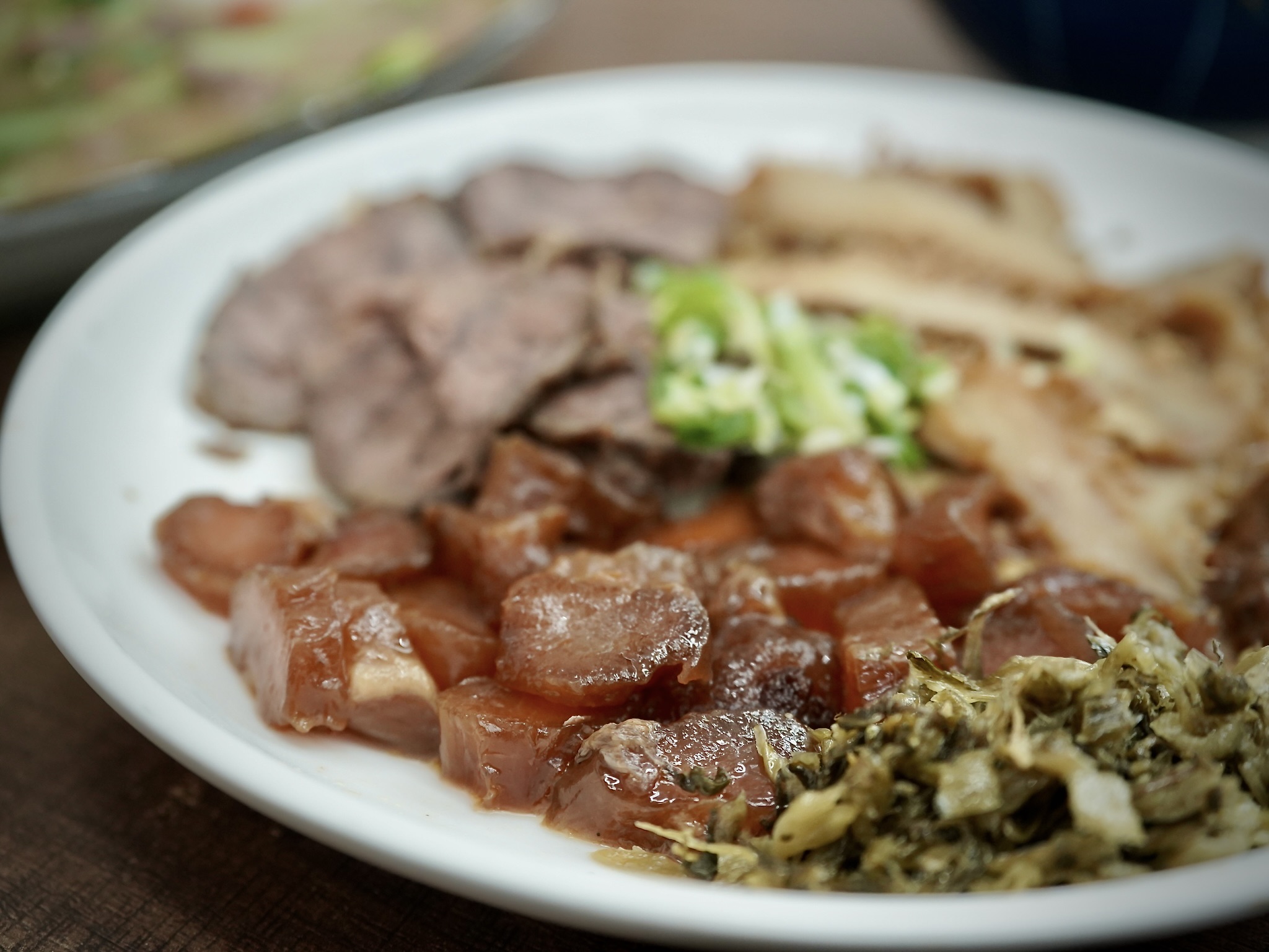 張家牛肉麵滷牛筋琥珀色特寫