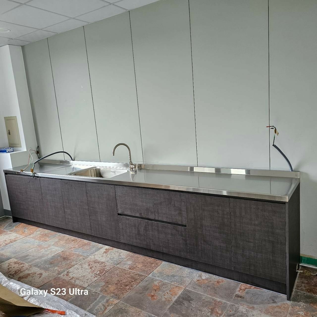 特殊紋路櫃板的系統廚具完工