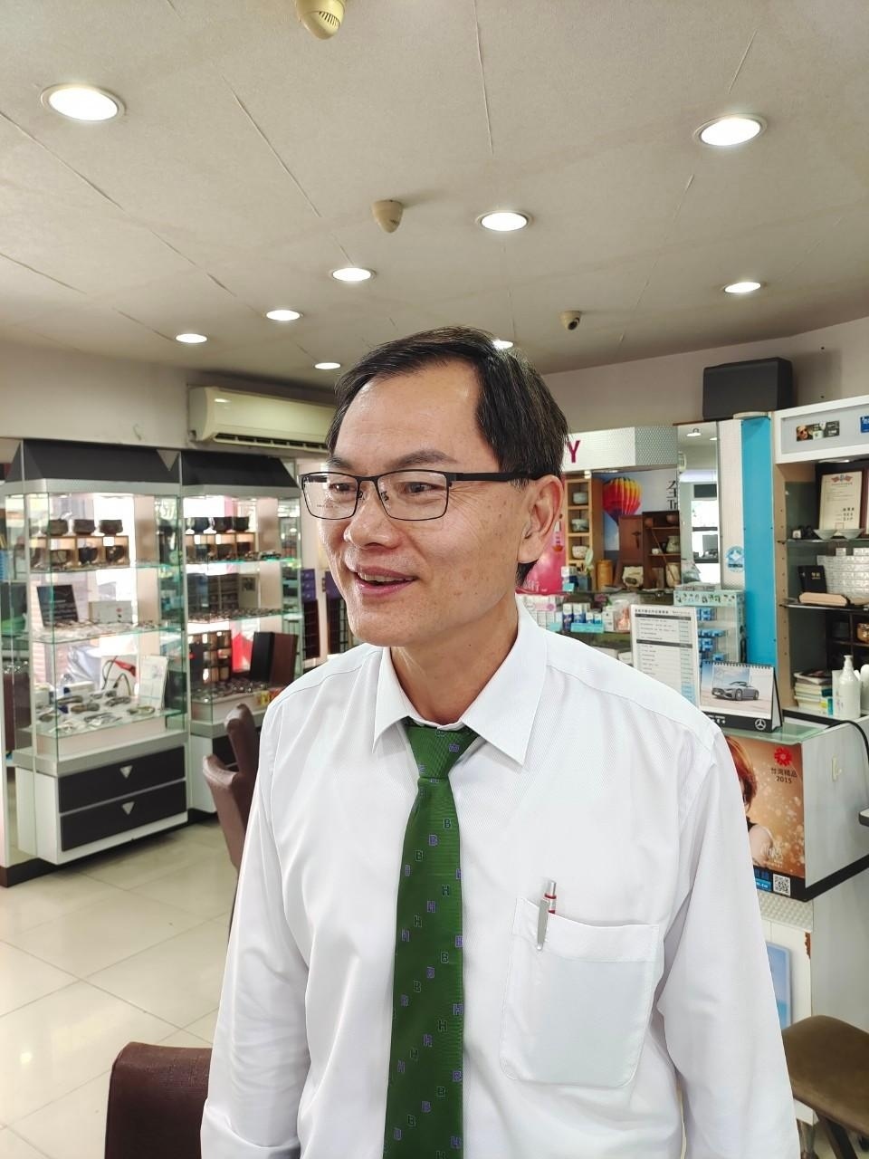 台南多焦鏡片推薦│伍佰眼鏡挑戰台南最便宜│2500一副配到好