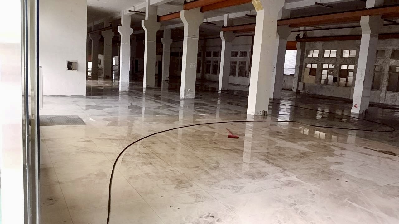 原工廠地坪的油漬與水漬痕跡