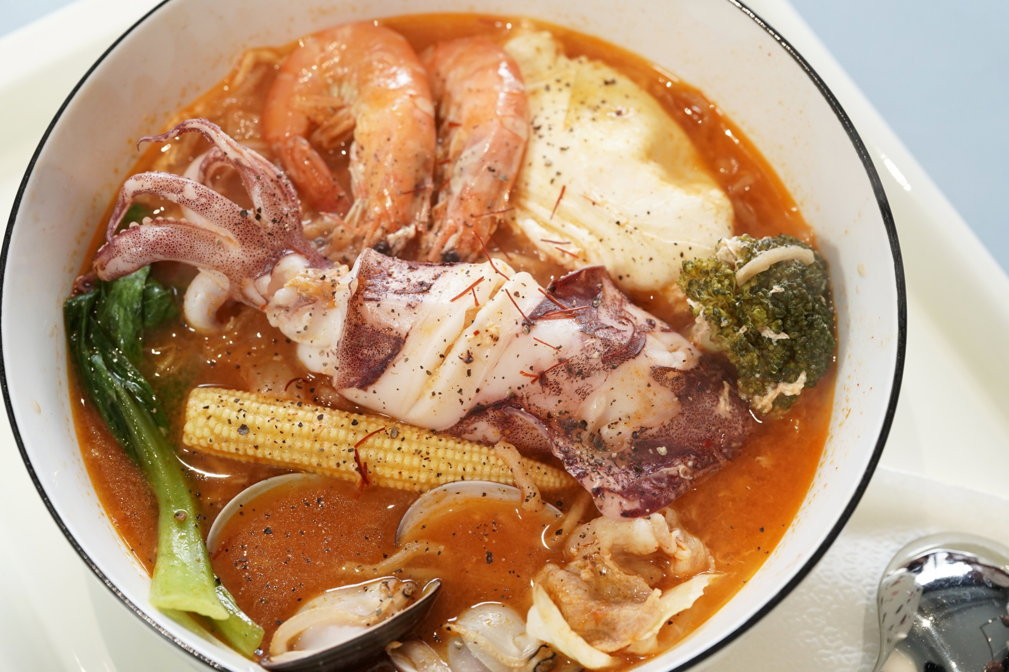精選泡菜鍋燒意麵的湯色