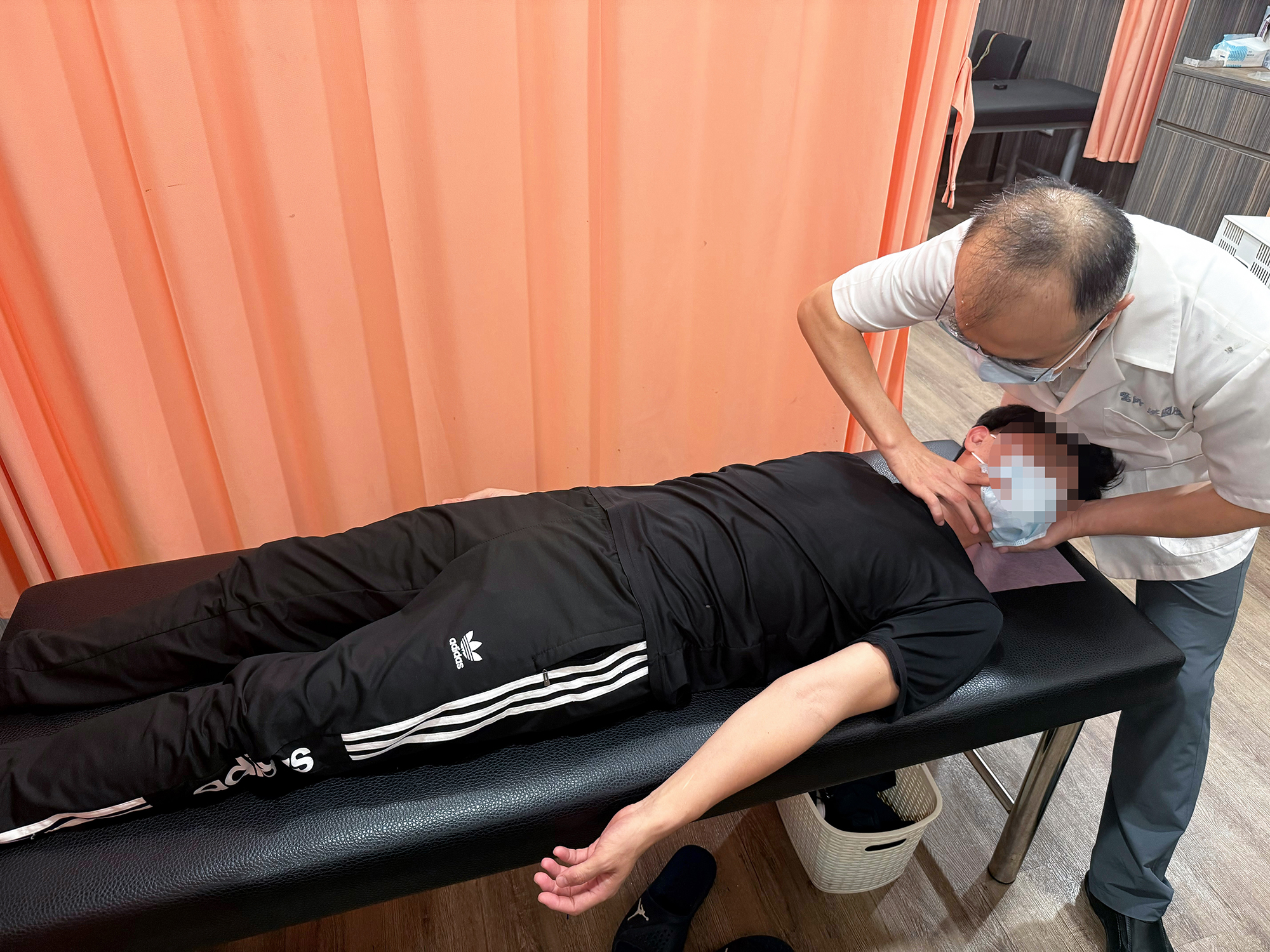 醫師以手法調整僵硬肌群與骨骼錯位