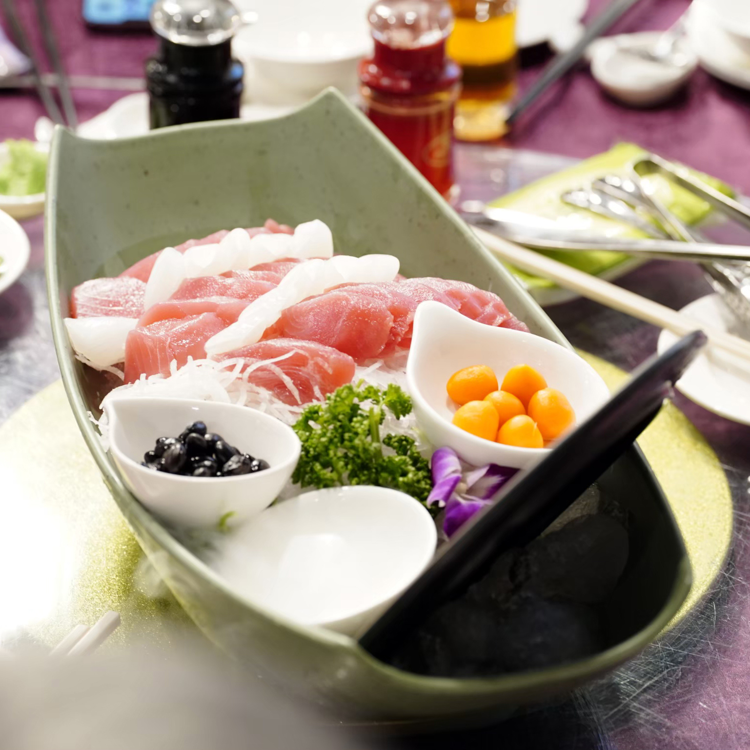 生魚片的鮪魚與花枝